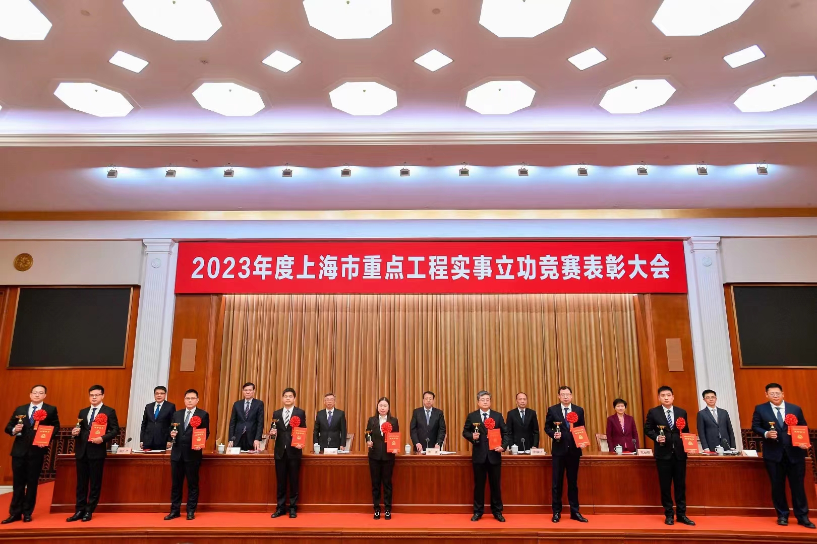 1706921914196162.jpg 項(xiàng)目經(jīng)理(右一)與龔正市長(zhǎng)(正中)等市領(lǐng)導(dǎo)同臺(tái)合影.jpg